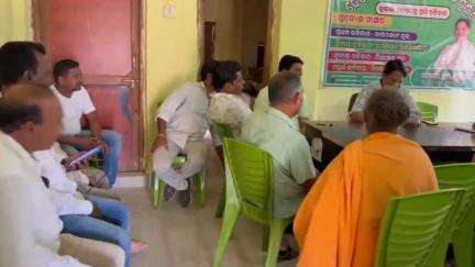 ଦେବଗଡ: ଲାଲୁ ସାହି ସ୍ଥିତ ଜିଲ୍ଲା ବିଜେଡି କାର୍ଯ୍ୟାଳୟରେ ବିଧାୟକଙ୍କ ଅଭିଯୋଗ ଶୁଣାଣି ଶିବିର ଅନୁଷ୍ଠିତ