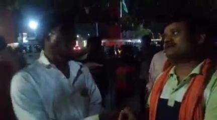 मुगलसराय: डीडीयू जंक्शन परिसर में चालक ने ईमानदारी की मिसाल पेश की, ऑटो में छूटा ₹200000 से भरा बैग यात्री को लौटाया