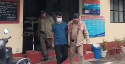 लोहाघाट मे महिला चिकित्सक से लाखों की ठगी करने वाले आरोपी को पुलिस ने दिल्ली से किया गिरफ्तार।
