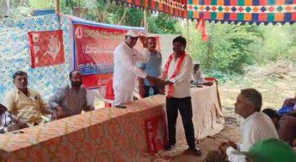 మణుగూరు: పేద ప్రజలకు అండగా వారి హక్కుల కోసం సిపిఐ పోరాడుతుందని రాష్ట్ర కార్యవర్గ సభ్యులు బి అయోధ్య అన్నారు