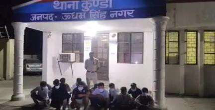 जसपुर: कुंडा थाना पुलिस ने सार्वजनिक स्थानों पर शराब पीते हुए 12 आरोपियों को अलग-अलग स्थानों से किया गिरफ्तार