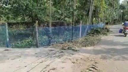 আলিপুরদুয়ার ২: উত্তর মহাকালগুড়ি এলাকায় বিদ্যুৎ পরিষেবা স্বাভাবিক হয়নি ঝড়ের ২৪ ঘণ্টা পরেও