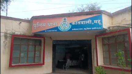 महु के पासीपुर चौराहे पर बदमाश ने युवक पर हमला किया, जान से मारने की धमकी दी