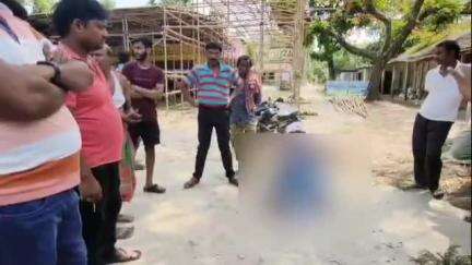 মাথাভাঙা ২: হিন্দুস্তান মোড় সংলগ্ন এলাকায় প্রেমিকাকে ফিরে পেতে ধর্ণায় বসল এক প্রেমিক
