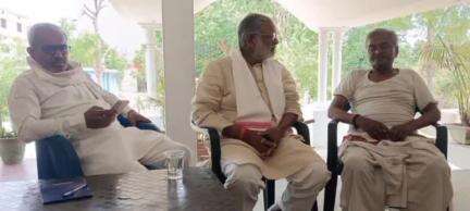 बांसडीह: सड़क हादसे में युवक की दर्दनाक मौत के बाद सहतवार कस्बे में पूर्व विधायक शिव संकर चौहान ने परिजनों से की मुलाकात