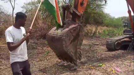 अंबड: अंबड भालगाव रोडवरील ओढ्याच्या खोलीकरणास समस्त महाजन ट्रस्ट कडून प्रारंभ