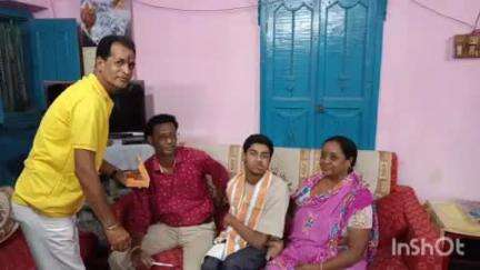 পুরুলিয়া ২: আমরা ক'জনের পক্ষ থেকে কেতিকার বাসিন্দা শারীরিকভাবে অক্ষম ৮০ শতাংশ নম্বর পেয়ে পাশ করা ছাত্রকে সম্বর্ধনা