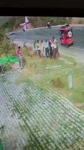 ग़लत नाप-जोख किया गया है और ग्रामीण कहते रहे एक नं सुनें लालगंज तहसील कर्मी ग्रामीण कों आपस में भिड़ने का कार्य किया गया