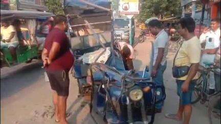ব্যারাকপুর ২: ব্যারাকপুর বারাসাত রোড চন্দনপুকুর বাজার এলাকায় পথ দুর্ঘটনা আহত তিনজন