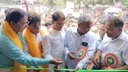 ফরাক্কা: বল্লালপুর কৃষক বাজারের পাশে ফিতে কেটে ফারাক্কা ব্লক স্বাস্থ্য কেন্দ্রের শুভ উদ্বোধন করেন সংসদ খলিলুর রহমান