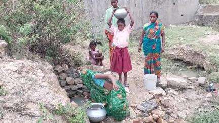 लोहरदगा: पाखर पंचायत में एक दर्जन जल मीनार खराब, चुएं का गंदा पानी पीने को बेबस ग्रामीण #jansamasya