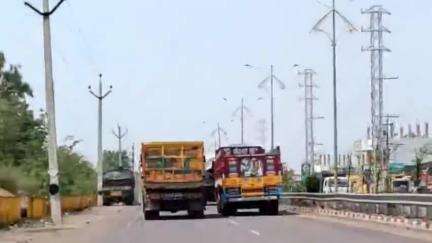భూపాలపల్లి: జాతీయ రహాదారిపై నిత్యం అతివేగంగా లారీల రాకపోకలు, భయాందోళనలో వాహన దారులు #localisssue