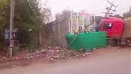 హుజూరాబాద్: పట్టణంలో ని బస్టాండులో బస్సు ను తప్పించబోయి ఓ షాపులోకి దూసుకెళ్లిన గ్రానైట్ లారీ తప్పిన పెను ప్రమాదం