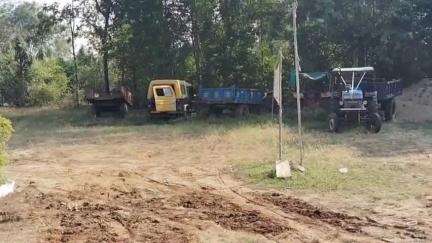 मोहाडी: पांजरा येथे विनापरवाना रेती वाहतूक करणारा ट्रॅक्टर तुमसर पोलिसांनी पकडला, ट्रॅक्टर चालक मालकाविरुद्ध गुन्हा दाखल