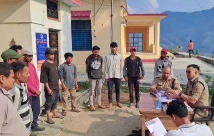 बाराकोट में बिना सत्यापन के रह रहे 15 बाहरी लोगों का पुलिस ने काटा चालान।