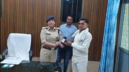 लक्सर: कोतवाली पुलिस ने 3 राज्यों से ₹1,84,100 की कीमत के 1 दर्जन चोरी हुए मोबाइल फोन किए बरामद