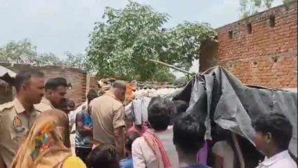 बिसवां: ईदगाह पुरवा में संदिग्ध हालातों में वृद्ध घर में मिला महिला का शव, पड़ोसियों पर हत्या करने का लगा आरोप