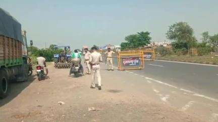 गायघाट: बेनीबाद थाना चौक पर पुलिस ने चलाया सघन वाहन जांच अभियान, करीब 70 हजार रुपए का काटा गया ऑनलाइन चालान