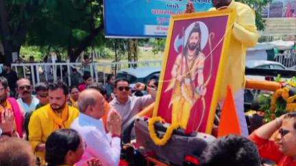 હાલોલ: યાત્રાધામ પાવાગઢ ખાતે ધ્વજારોહણ માટે નીકળેલ બ્રહ્મશક્તિ સેના ગુજરાતનુ હાલોલ ખાતે ભવ્ય સ્વાગત કરાયું