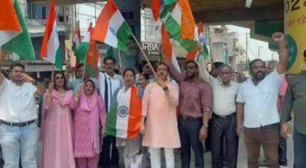 काशीपुर: कांग्रेसी कार्यकर्ताओं ने मोहल्ला किला से लेकर एमपी चौक तक तिरंगा यात्रा रैली निकाली