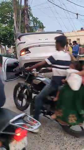 prayagraj mamphortganj k pass tirahe pr hua accedent kisi ki jaan nhi gai bs driver ko thoda  chot aai hai 
#anshul
#vir