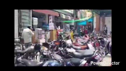 नाहन: शहर के बड़ा चौक बाजार में दोपहिया वाहनों के कारण लोगों को झेलनी पड़ रही परेशानी