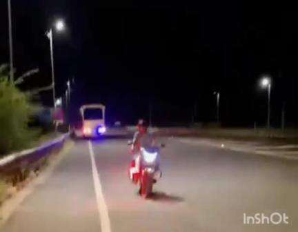 उरई: डकोर थाना क्षेत्र के बुंदेलखंड एक्सप्रेसवे पर पुलिसकर्मी ने सरकारी पेट्रोल खर्च कर रील बनाने का वीडियो किया वायरल