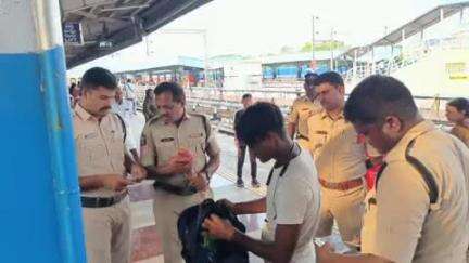 రేణిగుంట పోలీస్ స్టేషన్, బస్టాండ్ లో ముమ్మర తనిఖీలు చేపట్టిన రేణిగుంట పోలీసులు