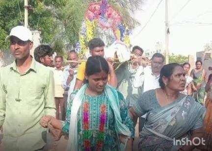 గన్నేరువరం: తండ్రికి తలవకొరివి పెట్టిన కుమార్తె, కంటతడి పెట్టిన స్థానికులు