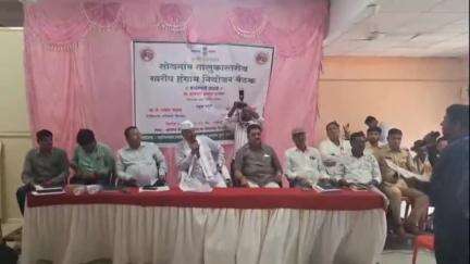 सोयगाव: सोयगाव गोविंद सेंट्रल येथे कृषी विभागाच्या अधिकाऱ्यांची माजी मंत्री अब्दुल सत्तार यांनी घेतली आढावा बैठक