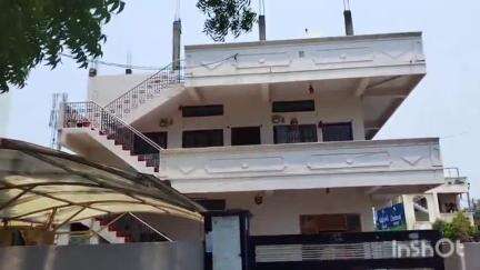 కరీంనగర్: ఆన్ లైన్ లో ఇన్వెస్ట్ మెంట్ ద్వారా డబ్బులు ఆర్జించవచ్చంటూ మోసంచేసి 40కోట్లతో పరారైన విద్యత్ శాఖ ఉద్యోగి మొలుగూరి సురేష్