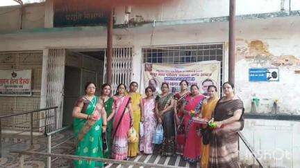 अंबाह: सिविल अस्पताल में समाजसेवी महिलाओं ने फल-बिस्कुट वितरित कर महिलाओं को किया जागरूक
