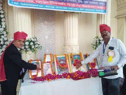 गलियाकोट: गलियाकोट के मनोज सामरिया को जयपुर में भारत कर्म रत्न अवॉर्ड से किया गया सम्मानित