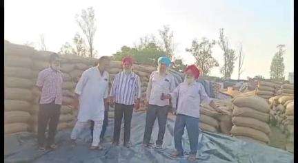 ਗੁਰਦਾਸਪੁਰ: ਭਿਖਾਰੀਵਾਲ ਅਨਾਜ ਮੰਡੀ ਵਿੱਚੋਂ ਏਜੰਸੀਆਂ ਵੱਲੋਂ ਖਰੀਦੀ ਗਈ ਫਸਲ ਦੀ ਲਿਫਟਿੰਗ ਨਾ ਹੋਣ ਕਰਕੇ ਆੜਤੀ ਪਰੇਸ਼ਾਨ #jansamasya