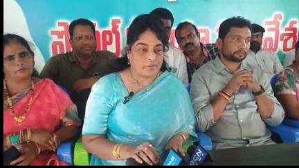 ఉండి: SC మహిళను అరెస్ట్ చేసిన విధానాన్ని ఖండిస్తూ విలేకరుల సమావేశంలో మాట్లాడుతున్న YCP మహిళ రాష్ట్ర ప్రధాన కార్యదర్శి జయ సరిత