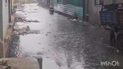 लातूर: लातूर येथील रहिम नगर,खाडगाव रोड भागात पहिल्याच पावसात गटारीचे पाणी आलं रस्त्यावर,परिसरात सुटली दुर्गंधी