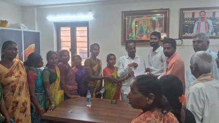 భూపాలపల్లి: తమ గ్రామాన్ని తరలించాలంటూ ఎమ్మెల్యేకు పరుశురాంపల్లి గ్రామస్థుల వినతి..