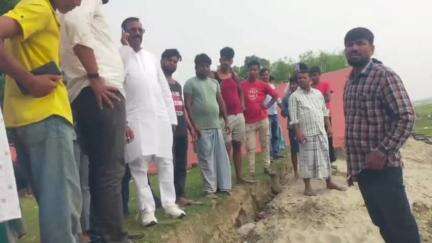 दिघलबैंक: फुलगाछी में कटाव रोकने के काम का जिला परिषद चेयरमैन प्रतिनिधि ने किया निरीक्षण