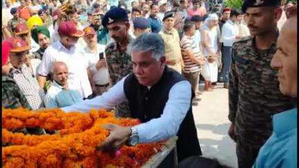 नूरपुर: भारत-पाक युद्ध में शहीद हुए मेजर सूबेदार पवन कुमार की अंत्येष्टि पर कांगड़ा सांसद राजीव भारद्वाज ने दी श्रद्धांजलि