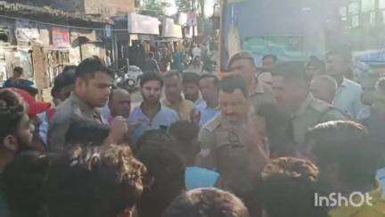 नजीबाबाद: बीती रात विद्युत ना आने के कारण जनता ने माल गोदाम तेरा है पर लगाया जाम, पुलिस ने खुलवाया