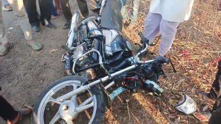 राजपुर: अम्बापानी के पास बाइक सवार को अज्ञात रिक्शा ने टक्कर मारी, तीन घायल