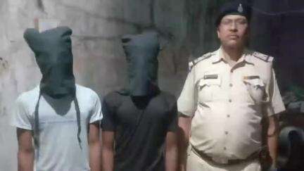 अथमलगोला: फुलेलपुर के सामने फोरलेन पर पुलिस ने 73 लीटर देसी शराब के साथ एक युवक और एक विधि विरुद्ध बालक को पकड़ा