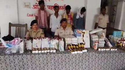 कुदरा में 77.455 लीटर अंग्रेजी शराब के साथ चार कारोबारी गिरफ्तार चारों उत्तर प्रदेश से ट्रेन से शराब लेकर कुदरा  आए थे