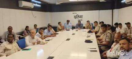 दतिया नगर: नागरिक सुरक्षा को लेकर कलेक्ट्रेट में हुई वीडियो कॉन्फ्रेंस, कलेक्टर ने पंचायतवार और वार्डवार वालंटियर तैनात करने के निर्देश दिए