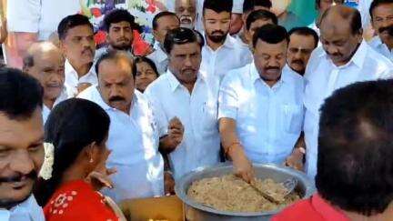 திண்டுக்கல் கிழக்கு: எம்ஜிஆர் சிலை முன்பு எடப்பாடி பழனிச்சாமி பிறந்த நாளையொட்டி அதிமுக சார்பில் அன்னதானம்