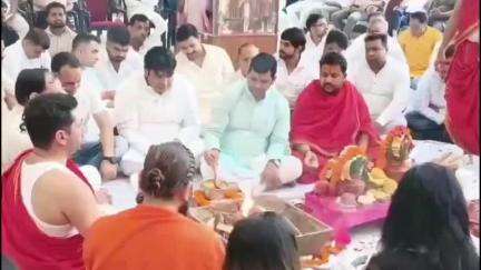 देश के वीर जवानों की रक्षा के लिए गुरु कमल में हुआ यज्ञ