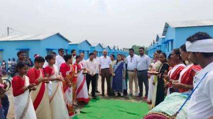 ময়নাগুড়ি: মুখ্যমন্ত্রীর অনুপ্রেরণায় রেড ব্যাঙ্ক চা বাগানে চা সুন্দরী প্রকল্পে আদিবাসী পরিবার গুলির জন্য নির্মিত গৃহের শুভ উদ্বোধন