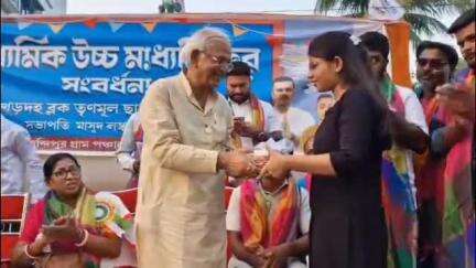 ব্যারাকপুর ২: খড়দহ ব্লক তৃণমূল ছাত্র পরিষদের পক্ষ থেকে মাধ্যমিক উচ্চমাধ্যমিকে কৃতি ছাত্র-ছাত্রীদের দেওয়া হল সম্বর্ধনা উপস্থিত মন্ত্র