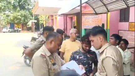 बिसवां: बिसवां नगर के लकड़ी मंडी गेट पर टीन शेड लदा ई-रिक्शा पलटने से मजदूर की हुई दर्दनाक मौत