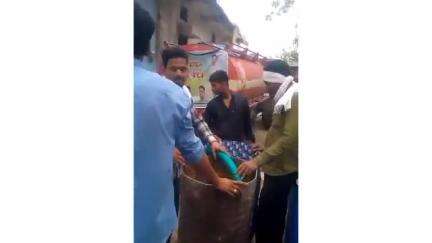 मालेगाव: शहरातील सात आठ 13 प्रभागांमध्ये भीषण पाणीटंचाईत काँग्रेस कमिटीचे गफारशहा यांचे मोफत पाणी वाटप # Jansamasya